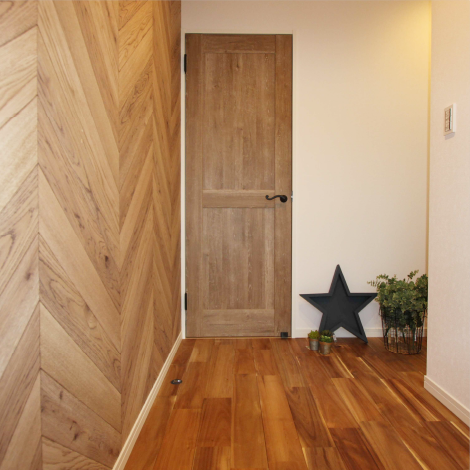 木の壁と床とドア