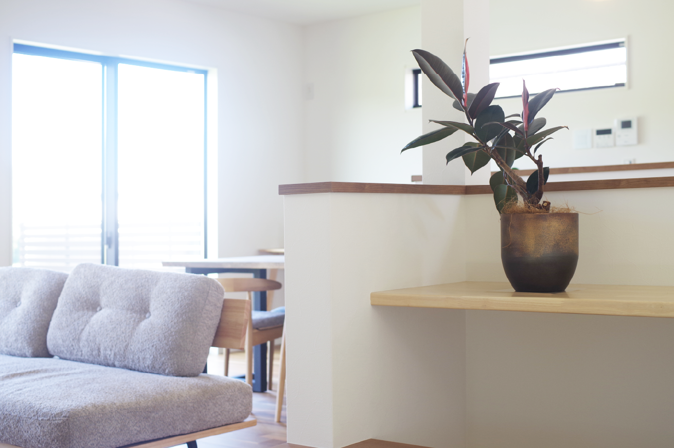 雑貨の似合う家造り～モノトーンが描く洗練と、木目が醸す温もり。28坪に「家族の理想」を凝縮した住まい～