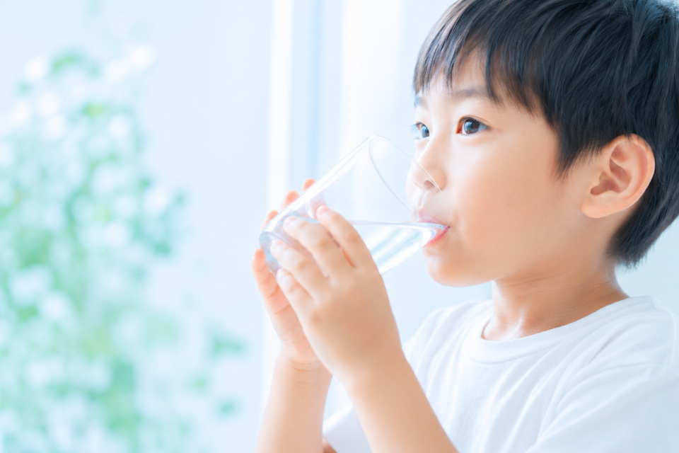 水を飲むこども