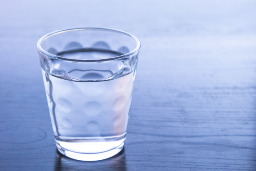 水の入ったコップ